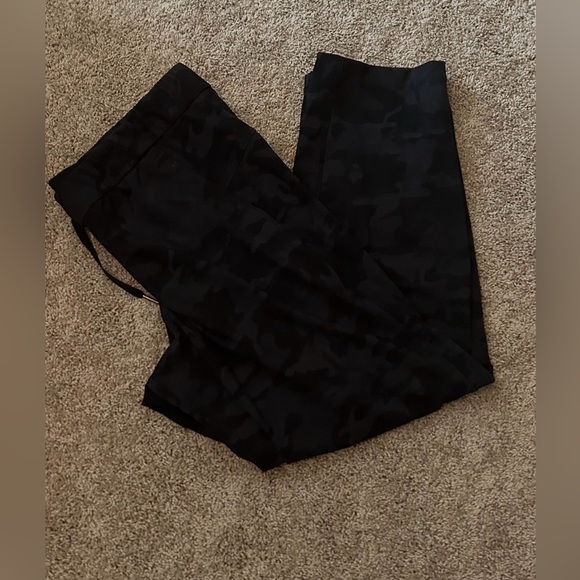 EUC Lululemon “On the Fly” Camo 7/8 pants, Size 12 - Picture 11 of 15